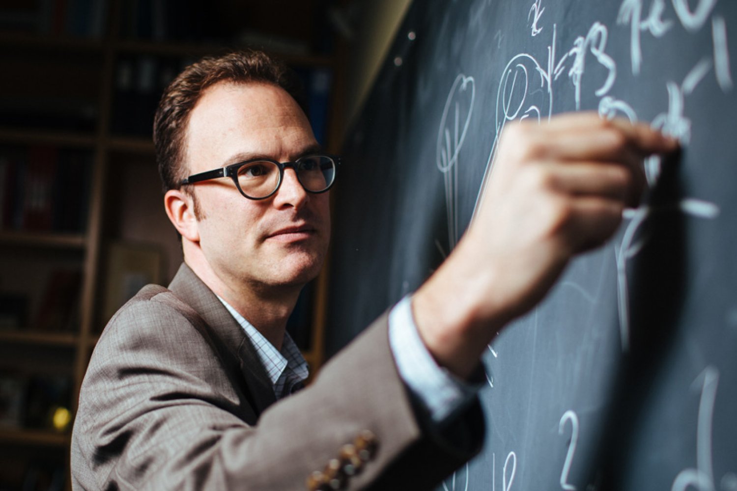 Jesse Thaler named director of the Laboratory for Nuclear Science | MIT News